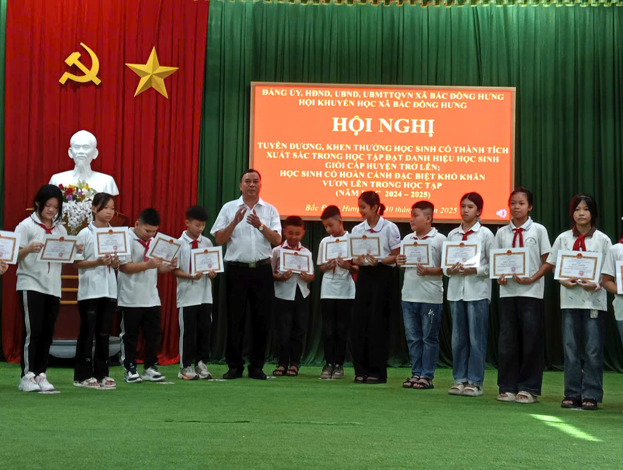 Hội khuyến học xã Bắc Đông Hưng tổ chức khen thưởng cho học sinh đạt thành tích cao trong học tập.