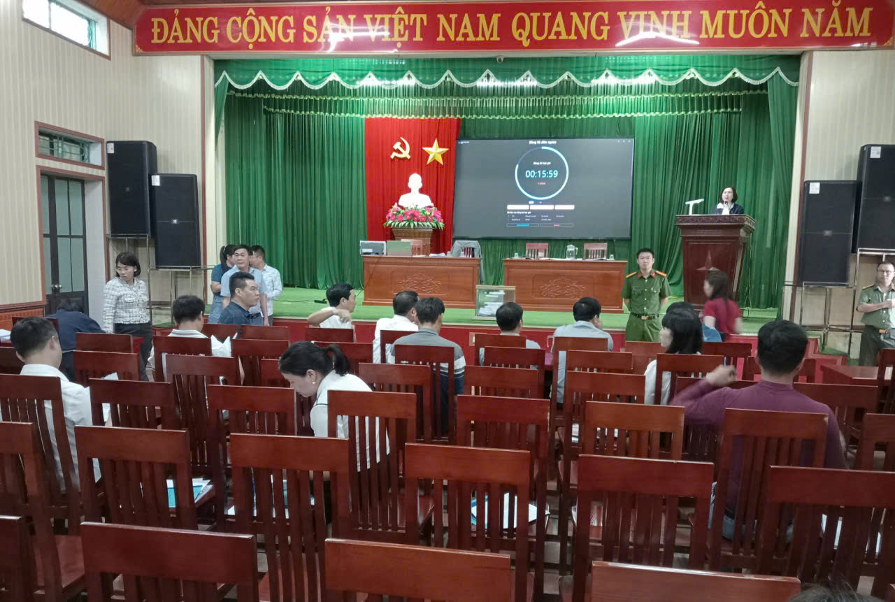UBND xã phối hợp tổ chức đấu giá quyền sử dụng đất ở tại địa phương.