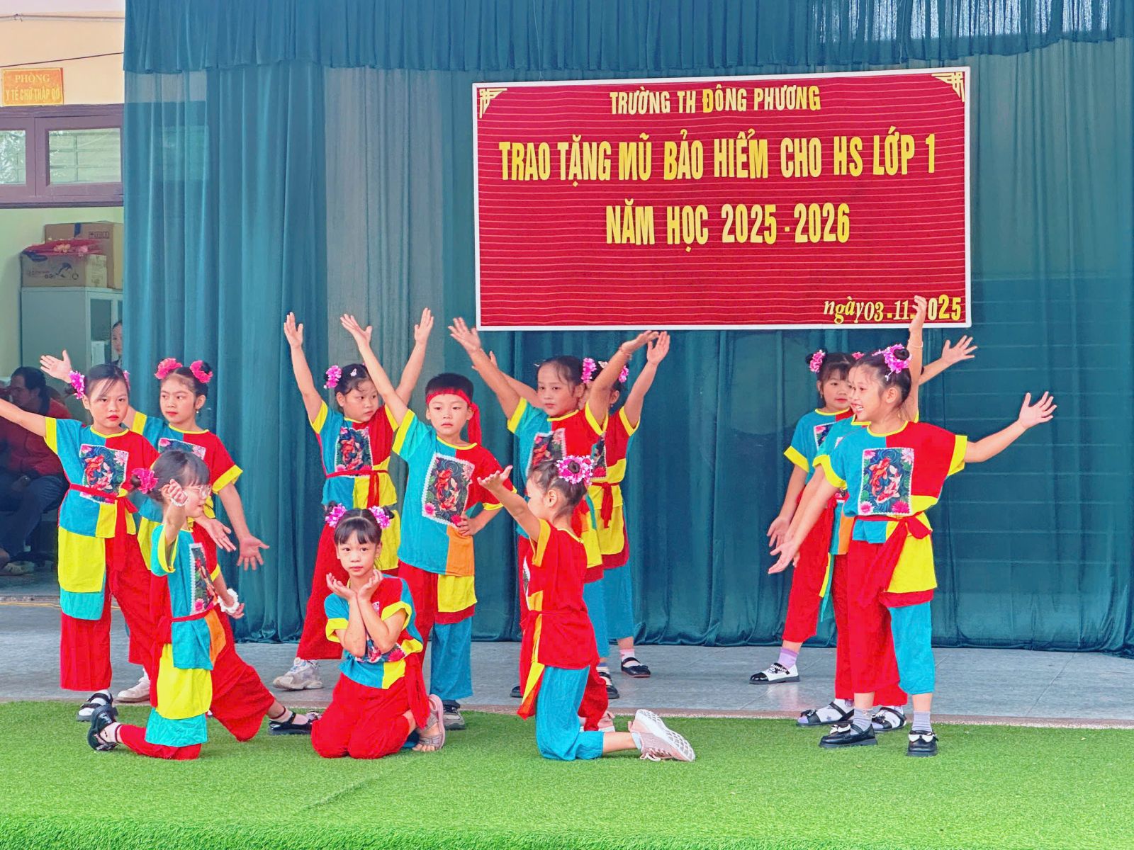 TRƯỜNG TIỂU HỌC ĐÔNG PHƯƠNG THỰC HIỆN HOẠT ĐỘNG TRẢI NGHIỆM: CHIẾC MŨ BẢO HIỂM XINH, AN TOÀN!