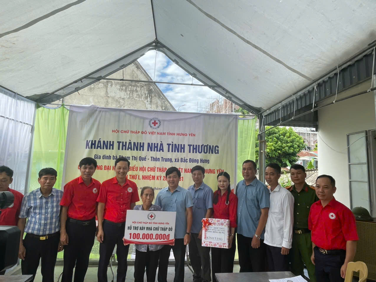 Ấm áp nghĩa tình trong chương trình khánh thành và bàn giao nhà chữ thập đỏ cho hộ nghèo tại Thôn Trung xã Bắc Đông Hưng