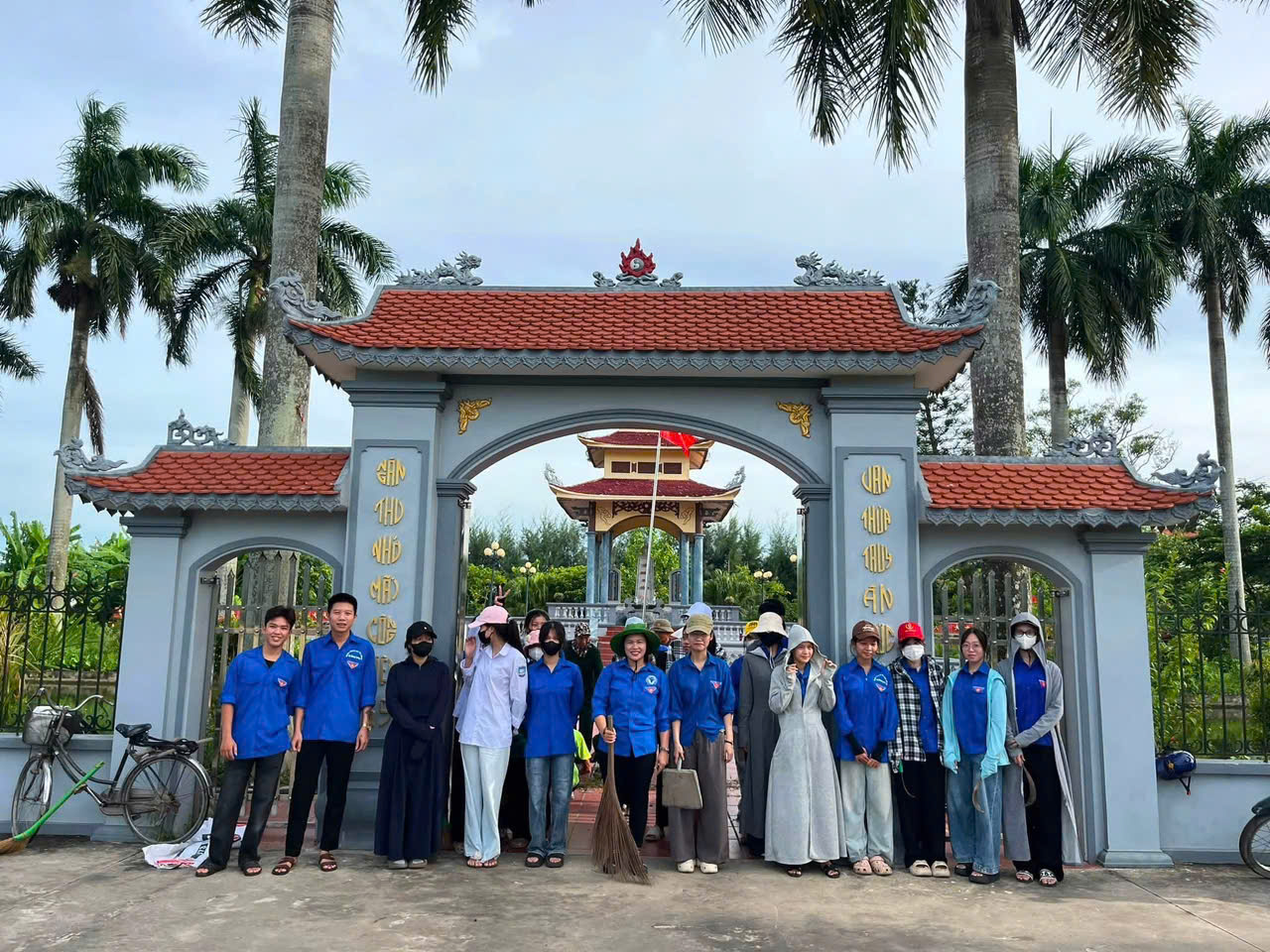 Đoàn Thanh niên xã Bắc Đông Hưng ra quân vệ sinh Đài tưởng niệm Liệt sĩ Đông Cường