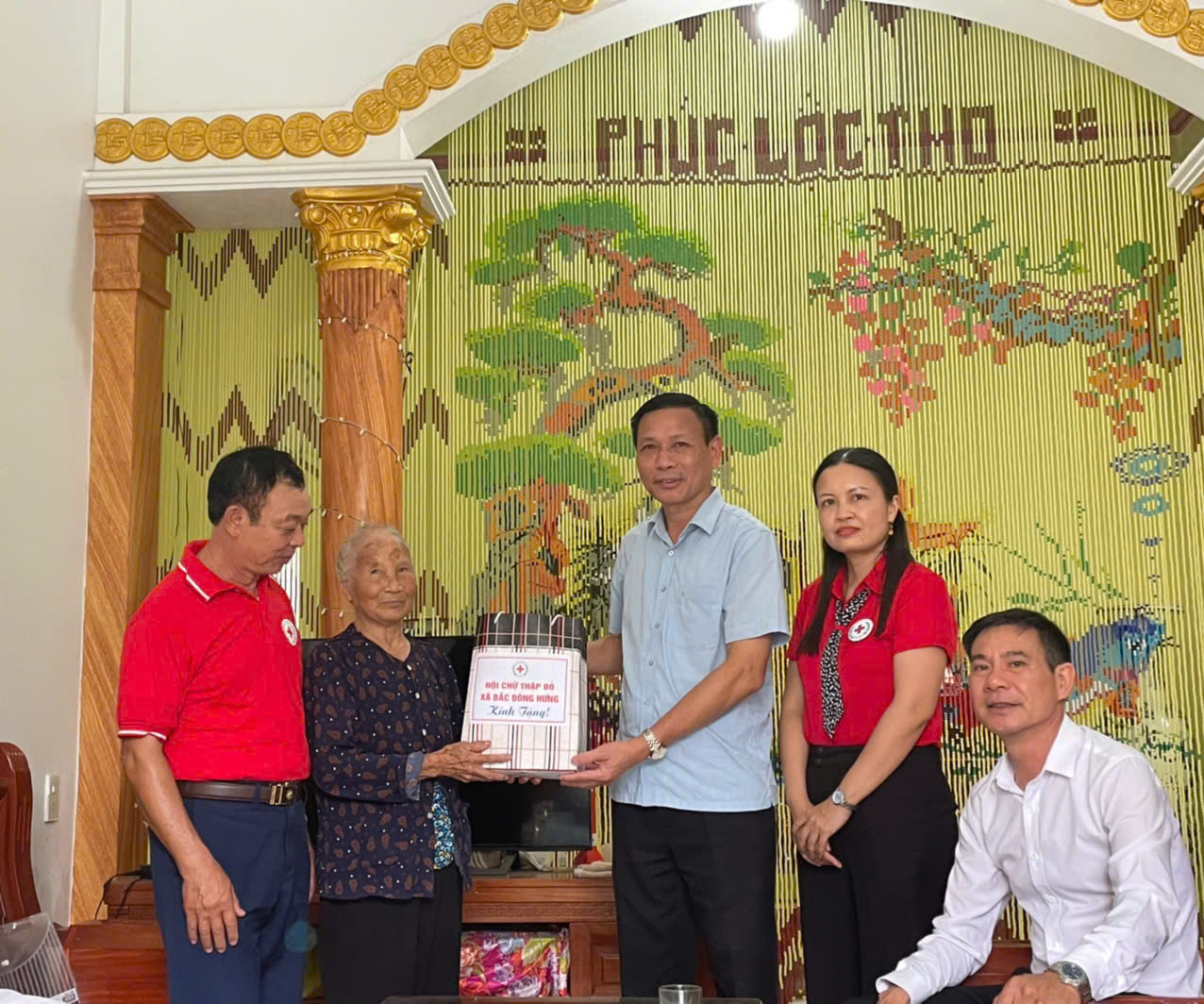 Hội chữ thập đỏ xã Bắc Đông Hưng tổ chức khám, tư vấn sức khỏe và trao quà cho thân nhân Liệt sĩ nhân dịp kỷ niệm 79 năm ngày Thương binh Liệt sĩ (27/7/1947 - 27/7/2026)