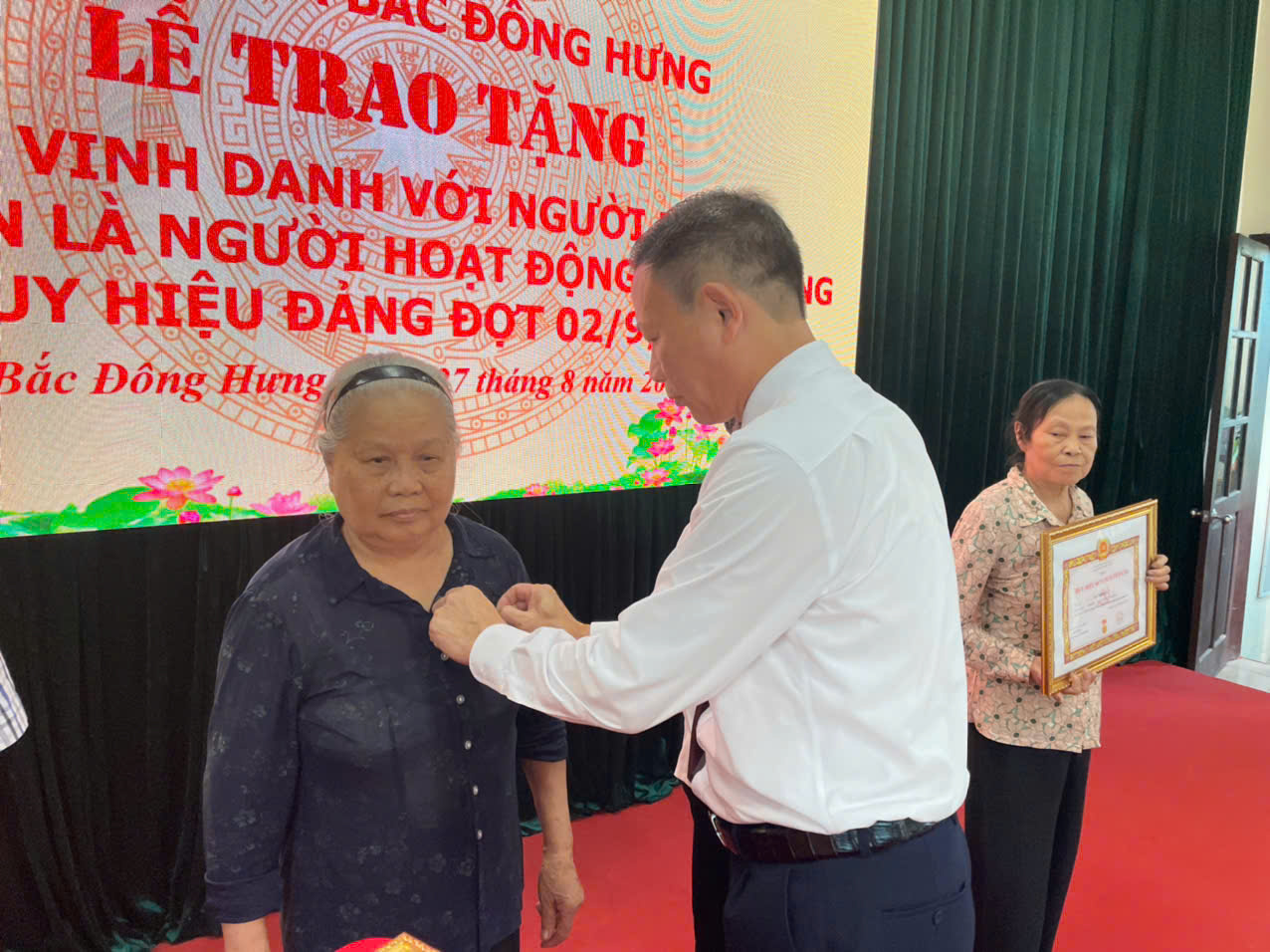 Đảng ủy xã Bắc Đông Hưng long trọng tổ chức lễ vinh danh người hoạt động cách mạng, trao huy hiệu Đảng đợt 2/9/2026 và sơ kết công tác Đảng 8 tháng đầu năm.