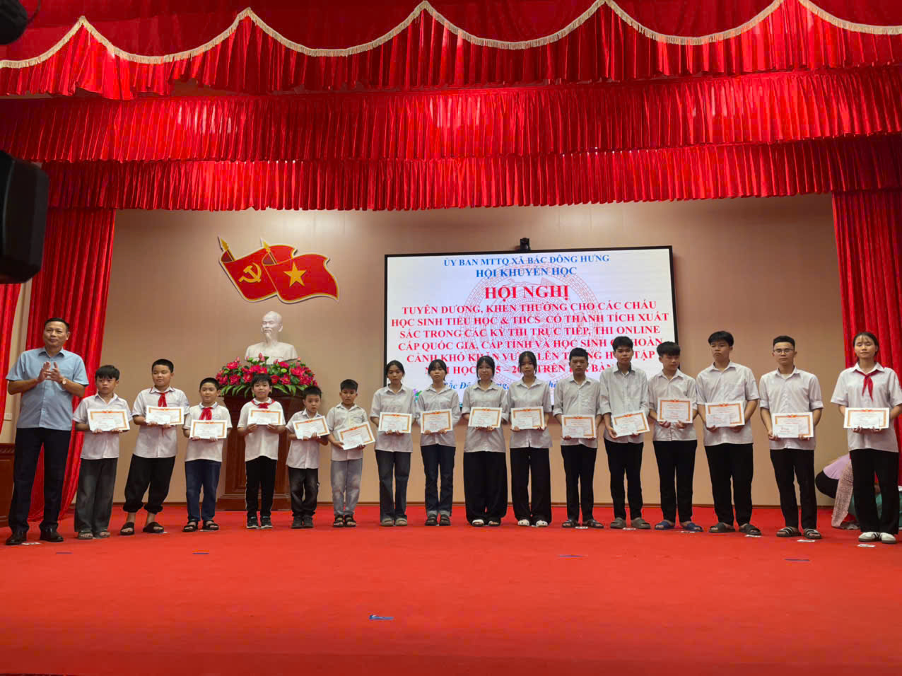 XÃ BẮC ĐÔNG HƯNG TỔ CHỨC HỘI NGHỊ TUYÊN DƯƠNG, KHEN THƯỞNG HỌC SINH CÓ THÀNH TÍCH XUẤT SẮC NĂM HỌC 2025 – 2026