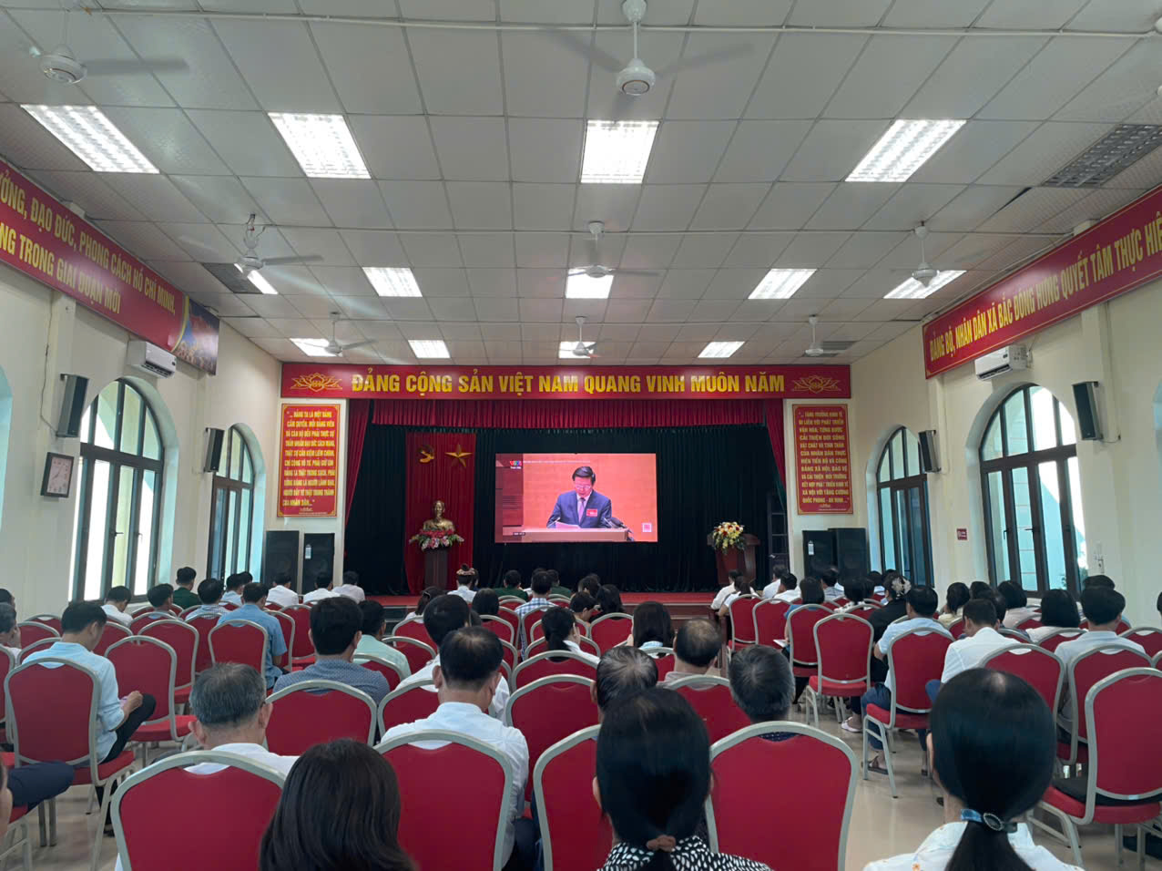 XÃ BẮC ĐÔNG HƯNG THAM DỰ HỘI NGHỊ TOÀN QUỐC QUÁN TRIỆT NGHỊ QUYẾT, CHỈ THỊ CỦA BỘ CHÍNH TRỊ