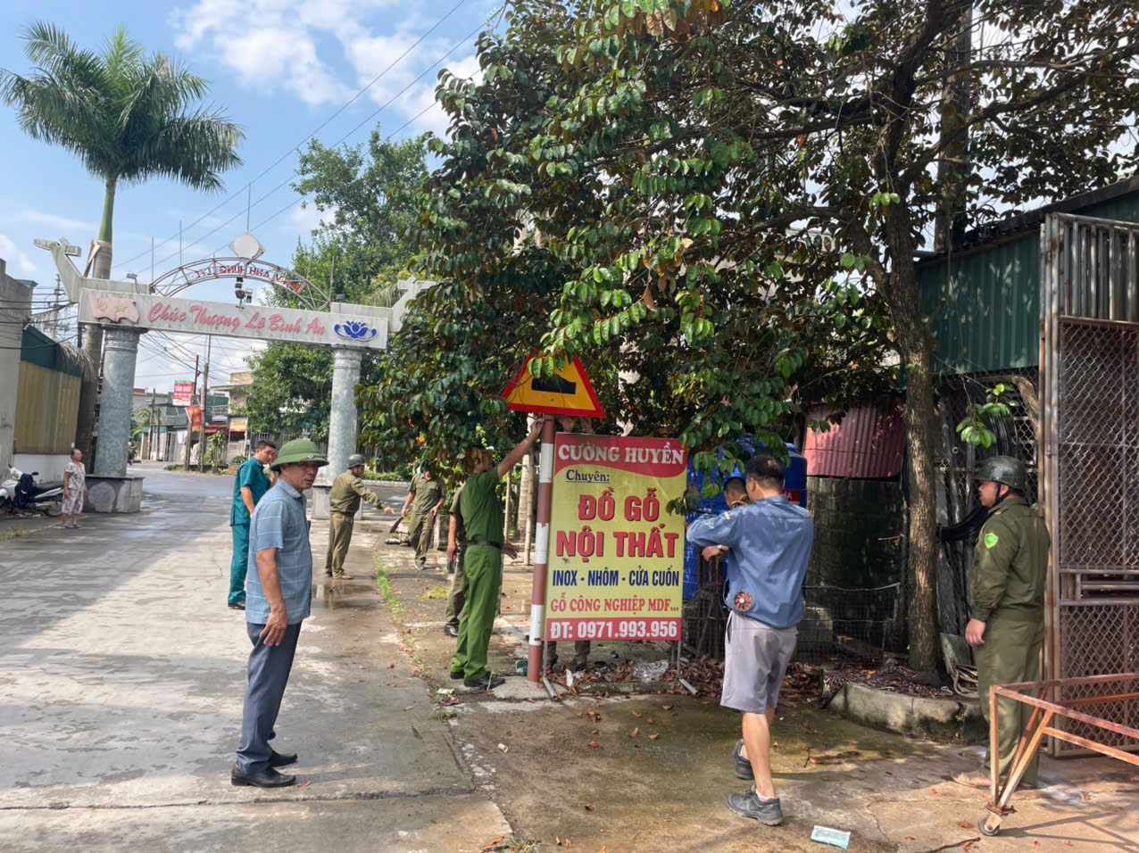 Xã Bắc Đông Hưng ra quân chỉnh trang lòng, lề đường, bảo đảm hành lang an toàn giao thông.