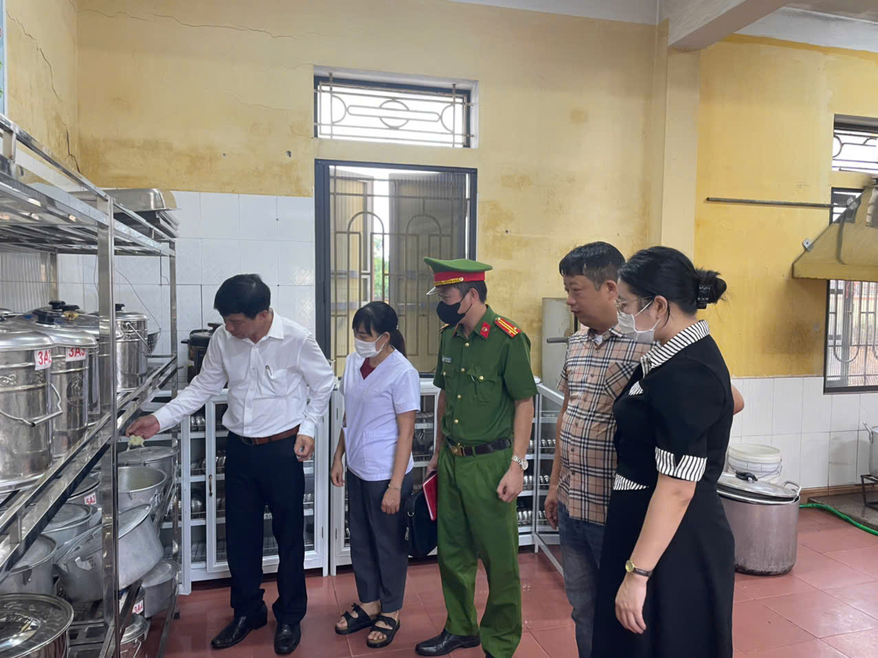XÃ BẮC ĐÔNG HƯNG KIỂM TRA VỆ SINH AN TOÀN THỰC PHẨM TẠI CÁC CƠ SỞ GIÁO DỤC MẦM NON CÔNG LẬP TRÊN ĐỊA BÀN