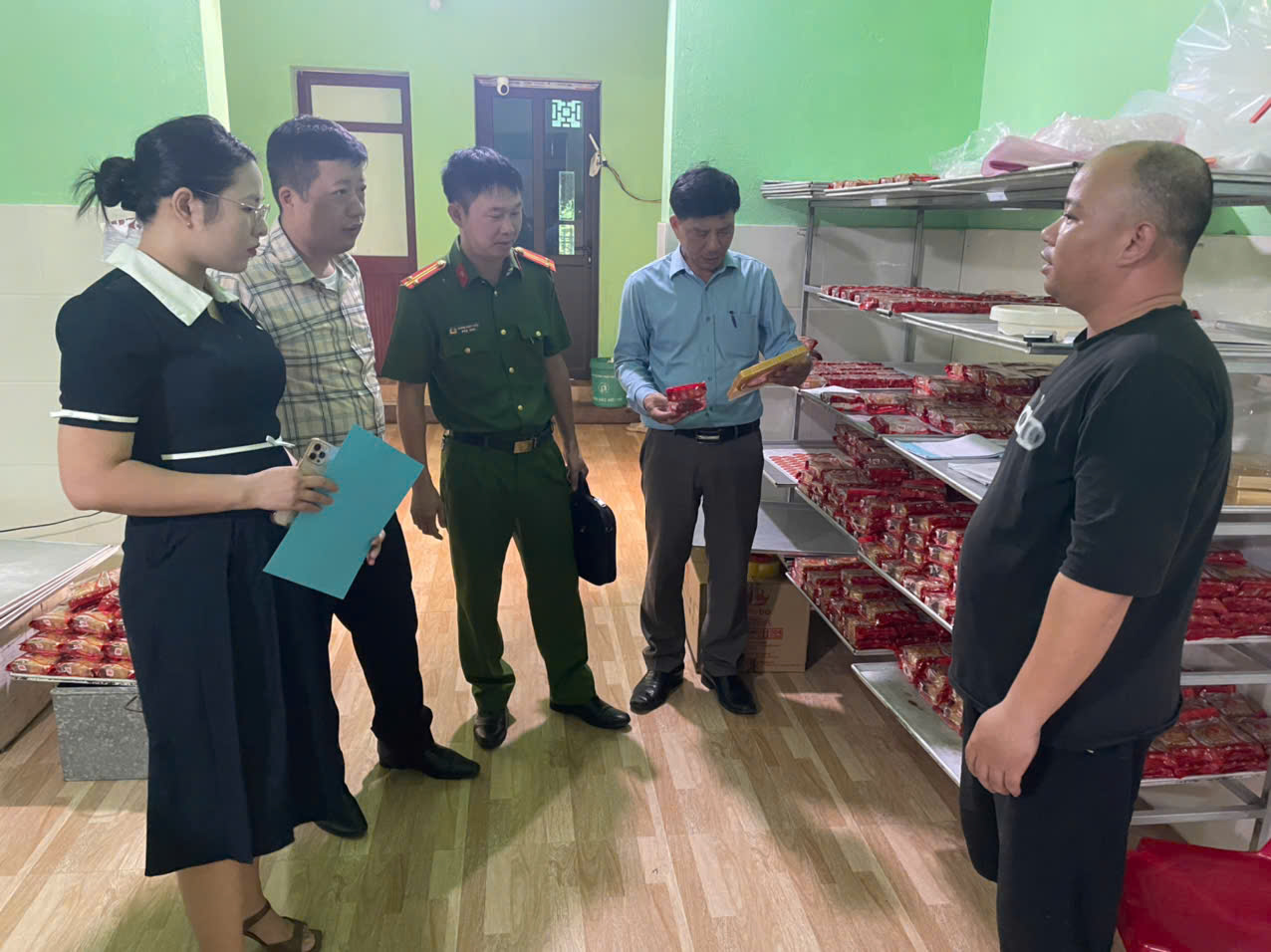 Đoàn kiểm tra liên ngành của xã Bắc Đông Hưng tăng cường kiểm tra, kiểm soát an toàn thực phẩm dịp tết trung thu năm 2026.