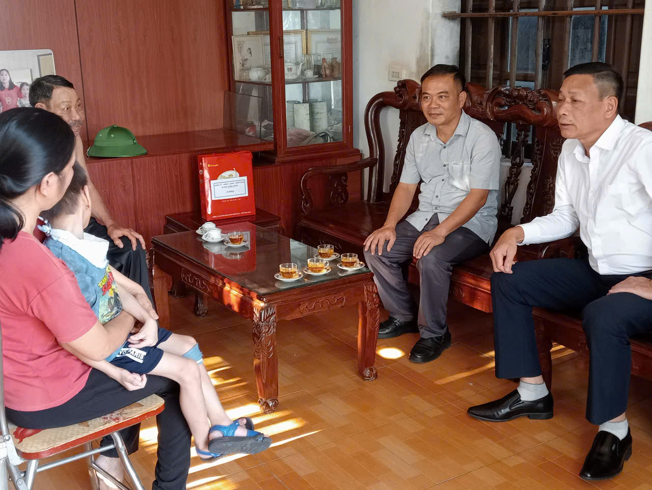 Lãnh đạo xã Bắc Đông Hưng thăm hỏi, tặng quà Trung thu cho trẻ em khuyết tật, trẻ em có hoàn cảnh khó khăn