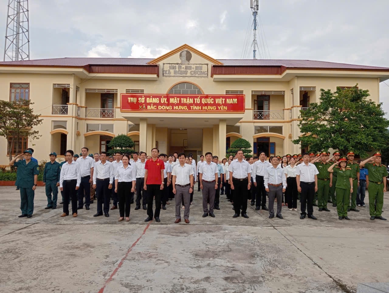Các đồng chí lãnh đạo xã dự Lễ chào cờ nhân kỷ niệm 80 năm Cách mạng Tháng Tám và Quốc khánh 2/9.