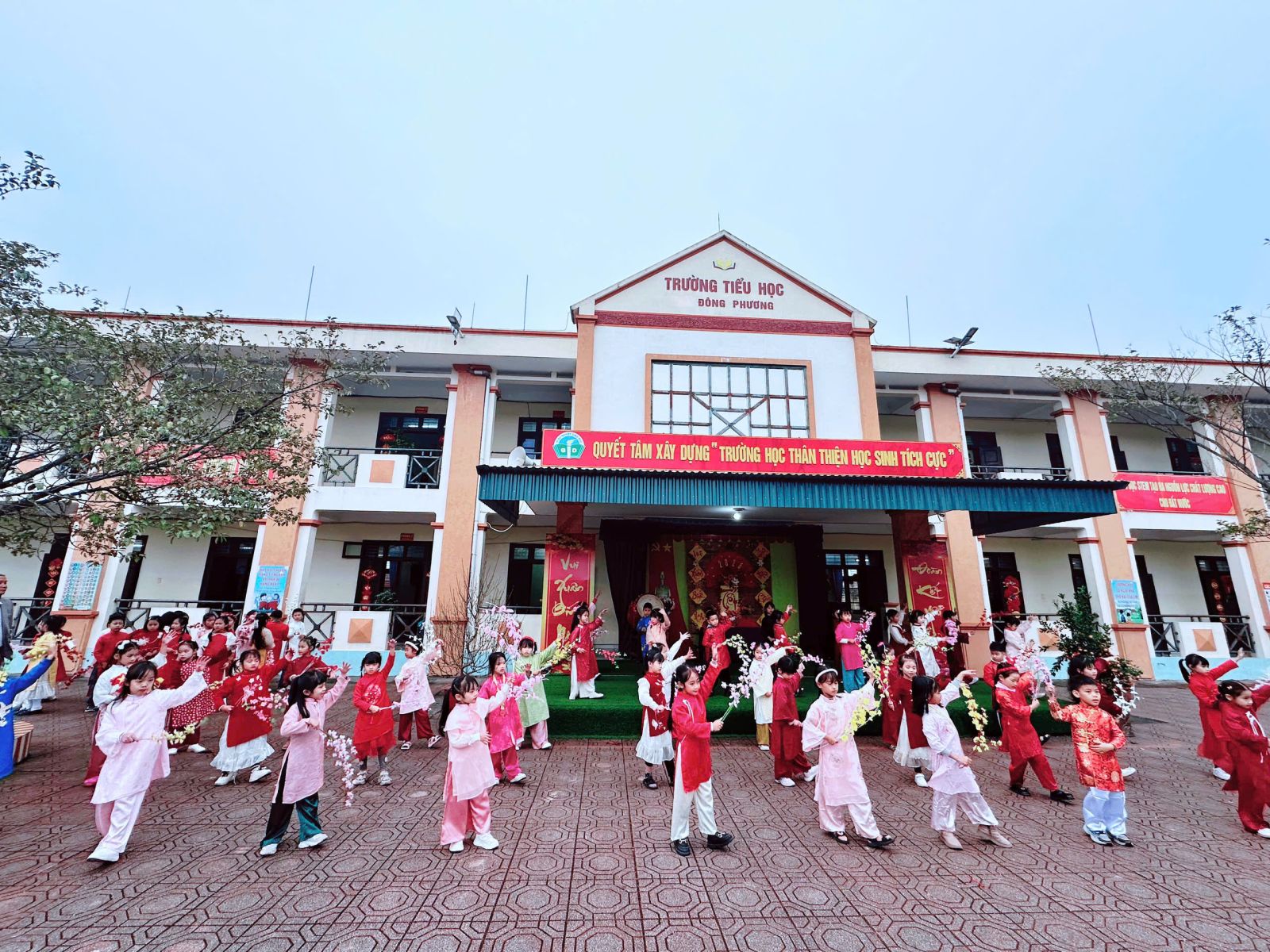 TRƯỜNG TIỂU HỌC ĐÔNG PHƯƠNG TƯNG BỪNG KHAI HỘI ĐÓN XUÂN