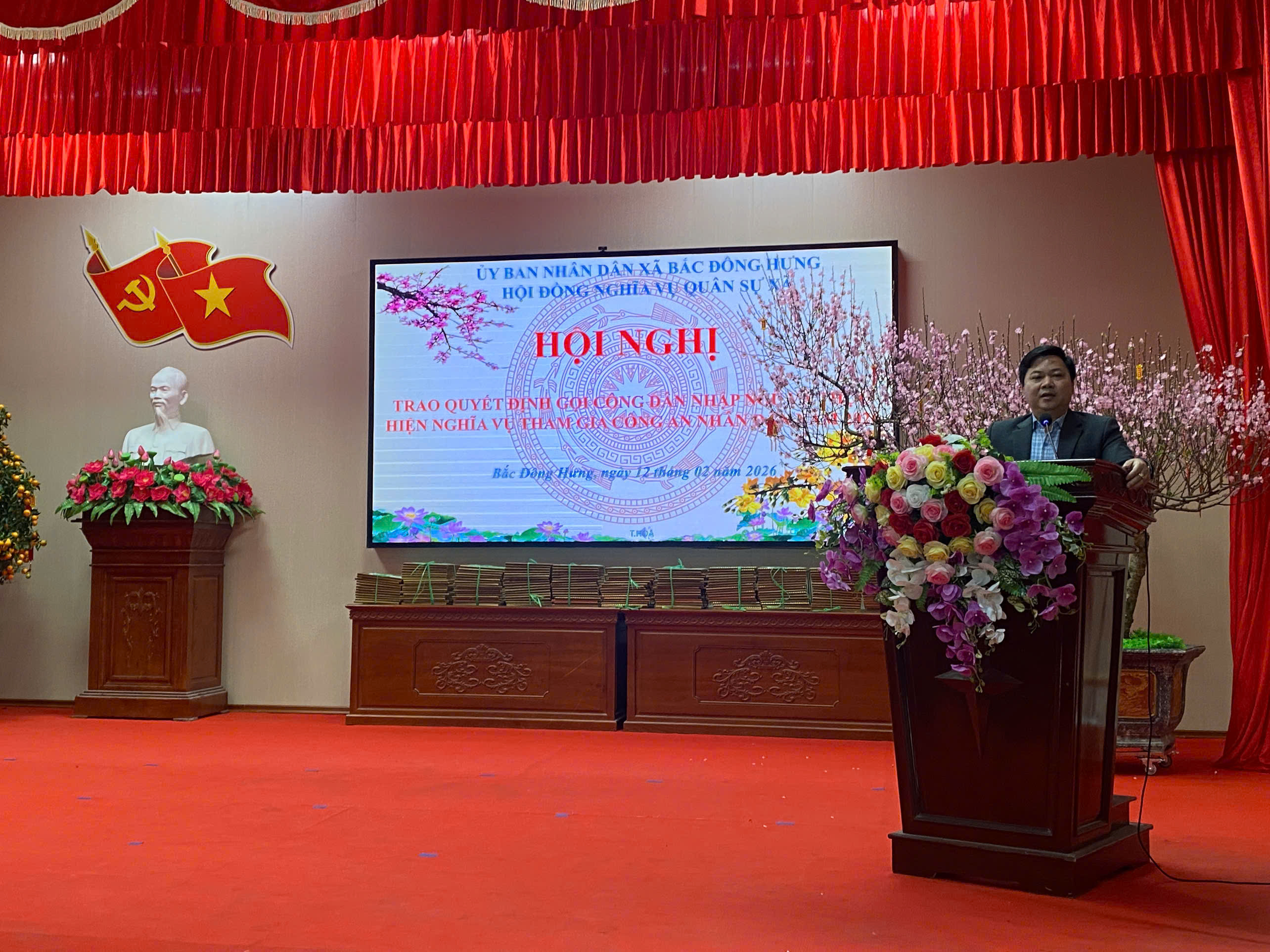 Hội đồng nghĩa vụ quân sự xã trao Quyết định  gọi công dân nhập ngũ năm 2026