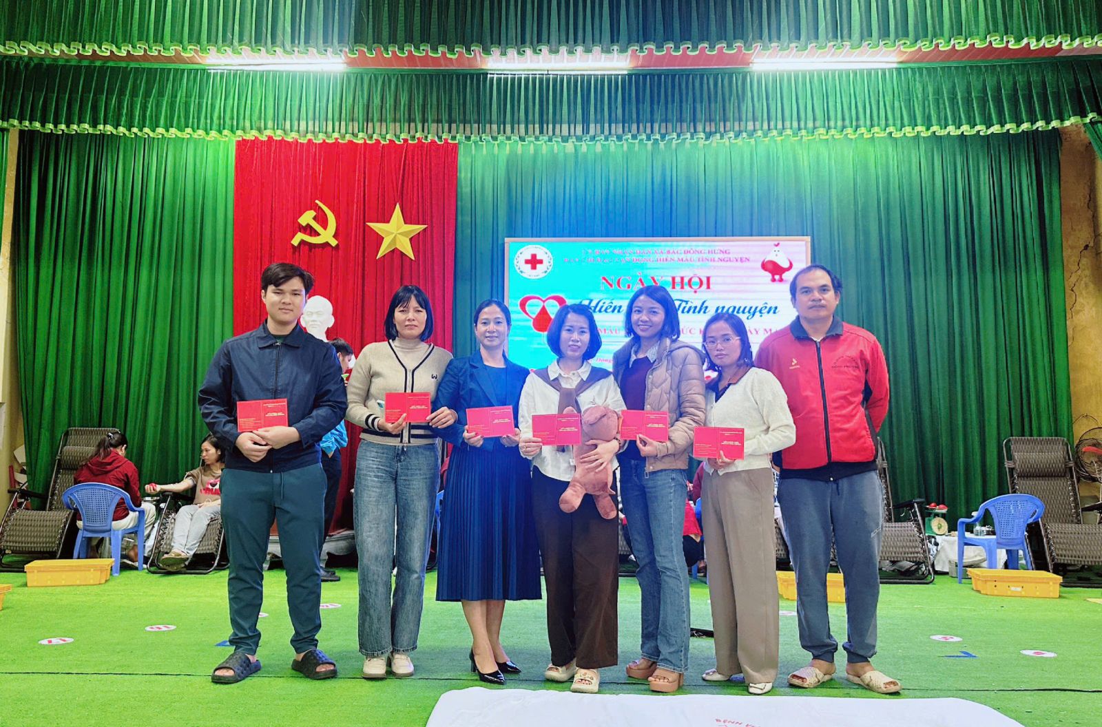 GIÁO VIÊN TRƯỜNG TIỂU HỌC ĐÔNG PHƯƠNG TÍCH CỰC THAM GIA HIẾN MÁU NHÂN ĐẠO