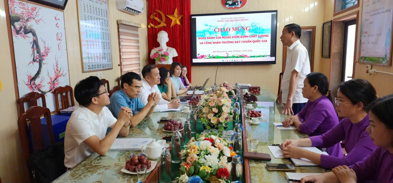 Đoàn kiểm tra đánh giá ngoài của Sở Giáo dục và Đào tạo tỉnh Hưng Yên về thẩm định chất lượng giáo dục và công nhận đạt chuẩn quốc gia tại trường Tiểu học Đông Phương.