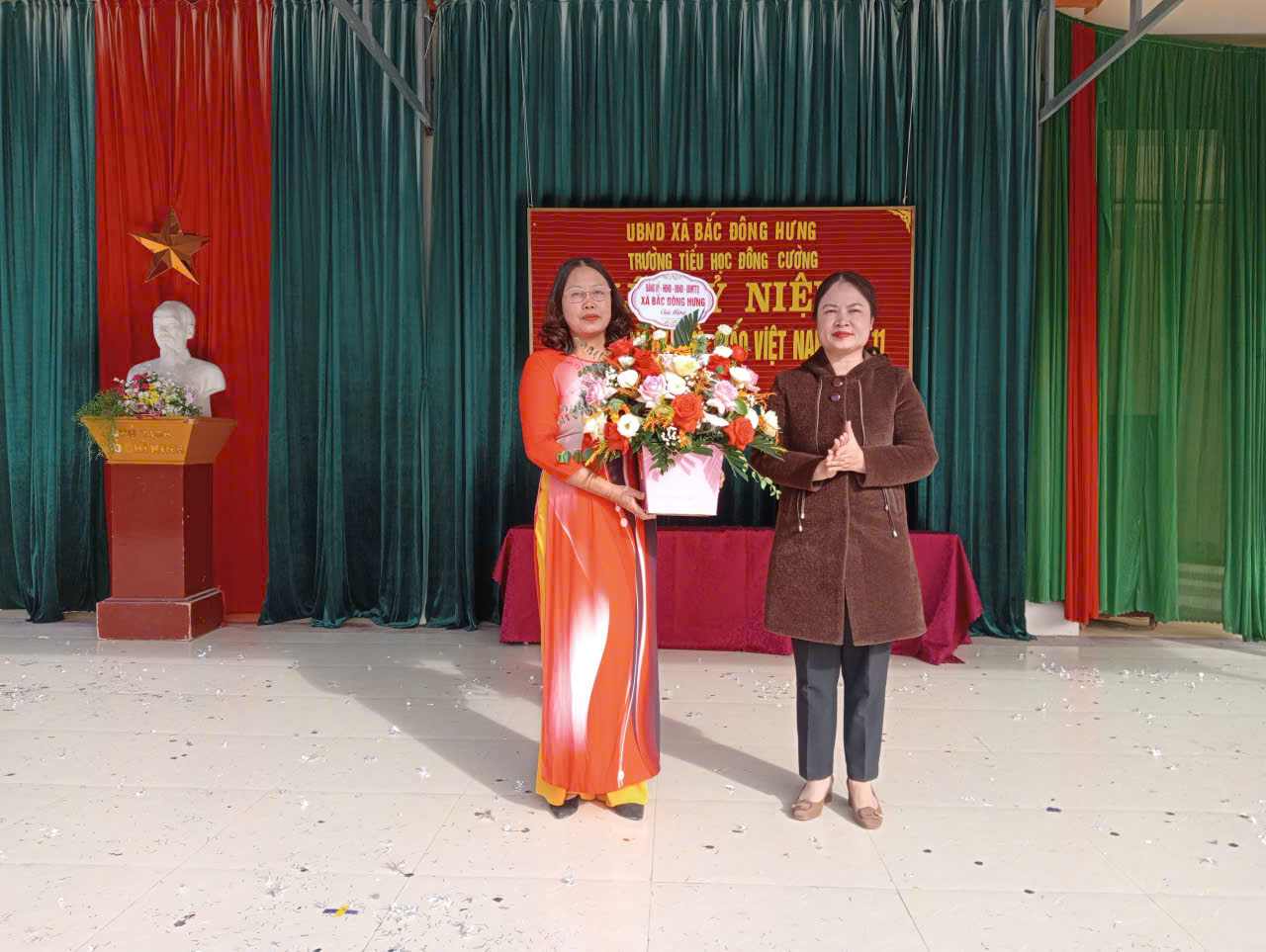 Các đồng chí lãnh đạo xã chúc mừng Ngày nhà giáo Việt Nam 20-11 tại các trường học.