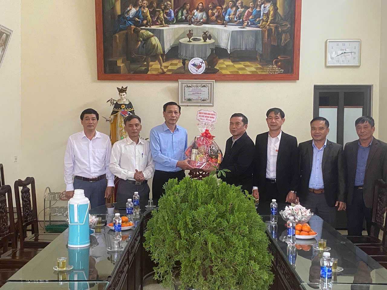Các đồng chí lãnh đạo xã đi thăm, chúc mừng các Giáo xứ nhân dịp lễ Thiên chúa giáng sinh năm 2025.