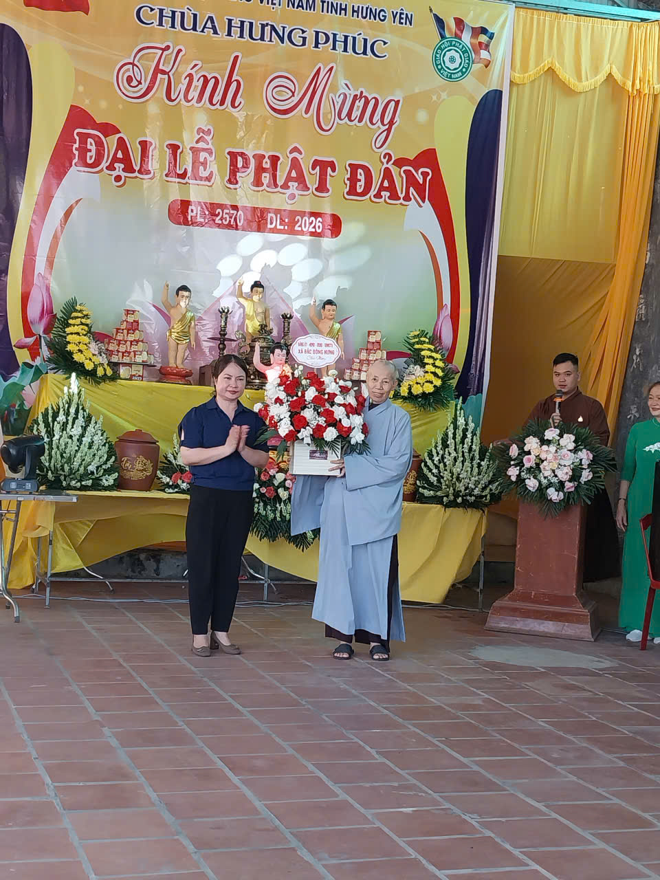 Đoàn lãnh đạo xã đến chúc mừng các Đại đức, Tăng ni và tín đồ Phật tử tại chùa Hưng Phúc và Phúc Lộc xã Bắc Đông Hưng.