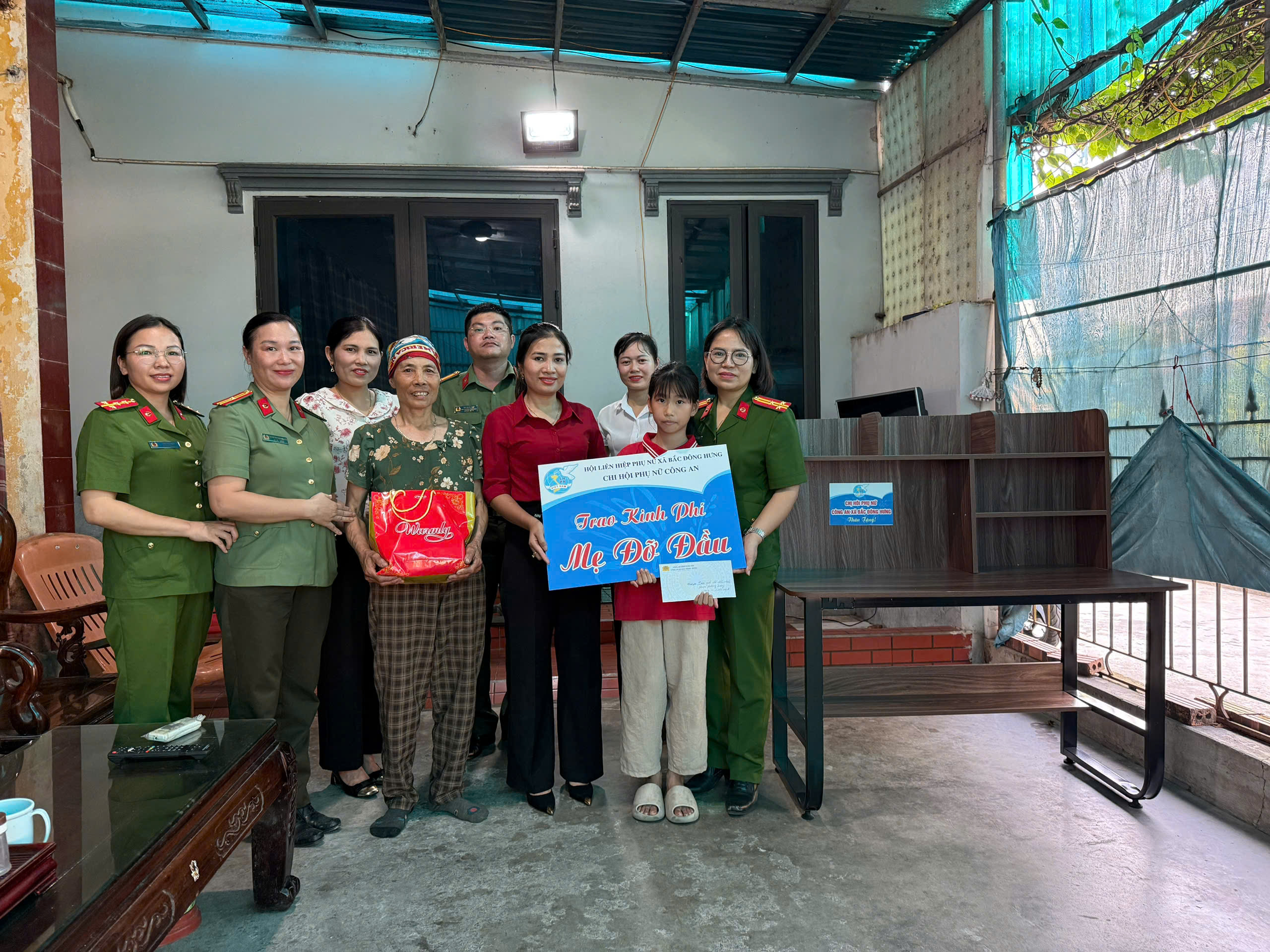 Hội liên hiệp PN xã phối hợp với chi hội phụ nữ công an xã nhận đỡ đầu cho 1 cháu