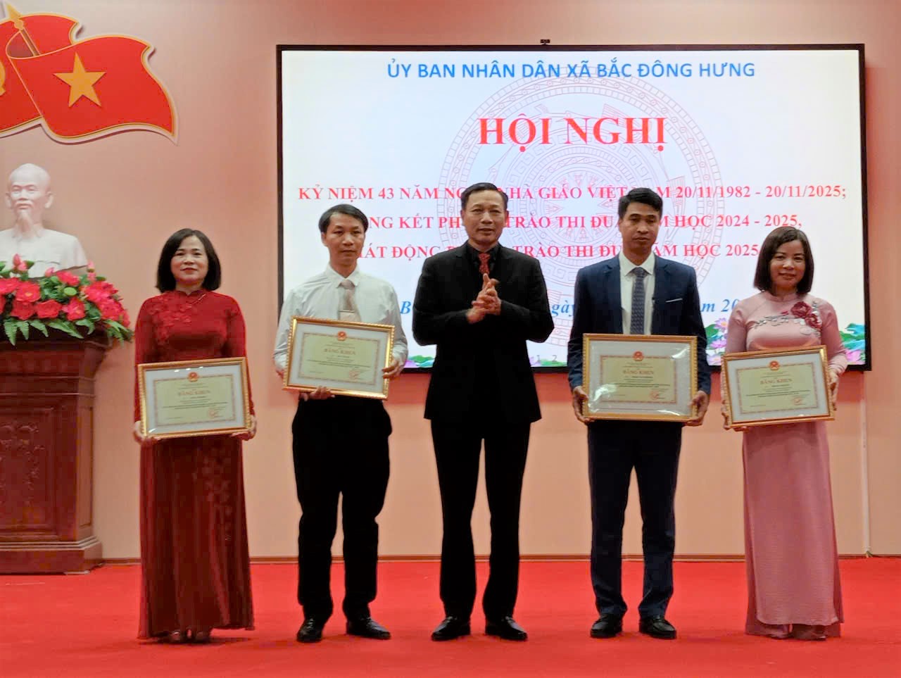 Đảng ủy-HĐND-UBND xã kỷ niệm 43 năm Ngày nhà giáo Việt Nam, phát động phong trào thi đua năm học 2025-2026.