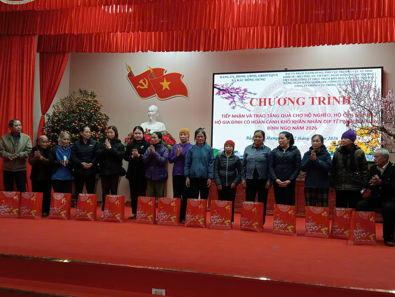 Hội nghị tiếp nhận, trao quà Tết cho hộ nghèo, cận nghèo, hộ có hoàn cảnh khó khăn trên địa bàn xã.