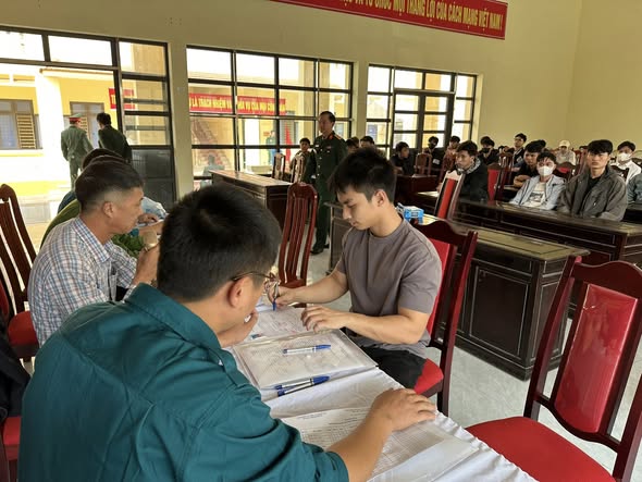 Hội đồng NVQS xã Bắc Đông Hưng tổ chức khám tuyển sức khỏe thực hiện nghĩa vụ quân sự cho các nam thanh niên.