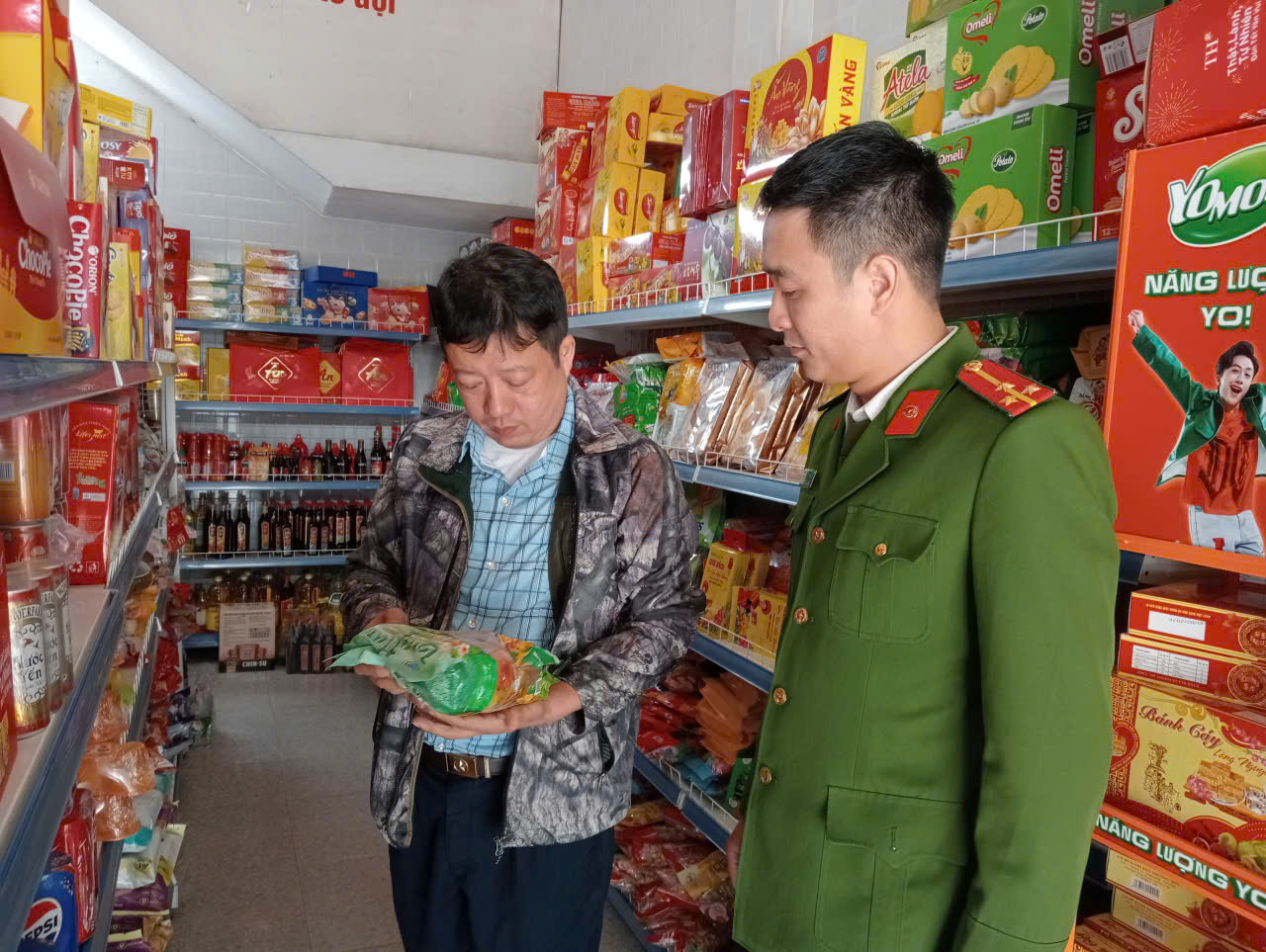 Kiểm tra chống buôn lậu, gian lận thương mại và đảm bảo an toàn thực phẩm dịp Tết Nguyên đán trên địa bàn xã.