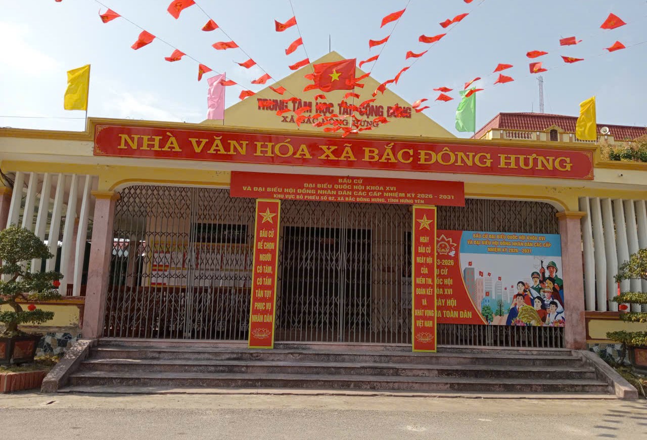 Uỷ ban bầu cử xã kiểm tra công tác chuẩn bị bầu cử tại các thôn,  khu vực bỏ phiếu trên địa bàn xã.