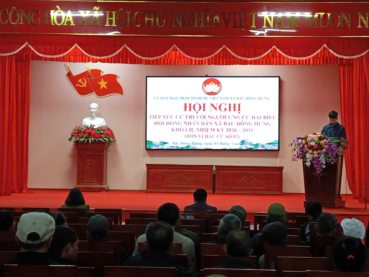 Người ứng cử đại biểu HĐND xã tiếp xúc cử tri để vận động bầu cử
