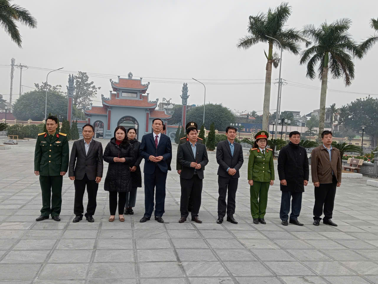 Các đồng chí lãnh đạo xã viếng nghĩa trang, Nhà Bia lưu danh các anh hùng liệt sỹ.