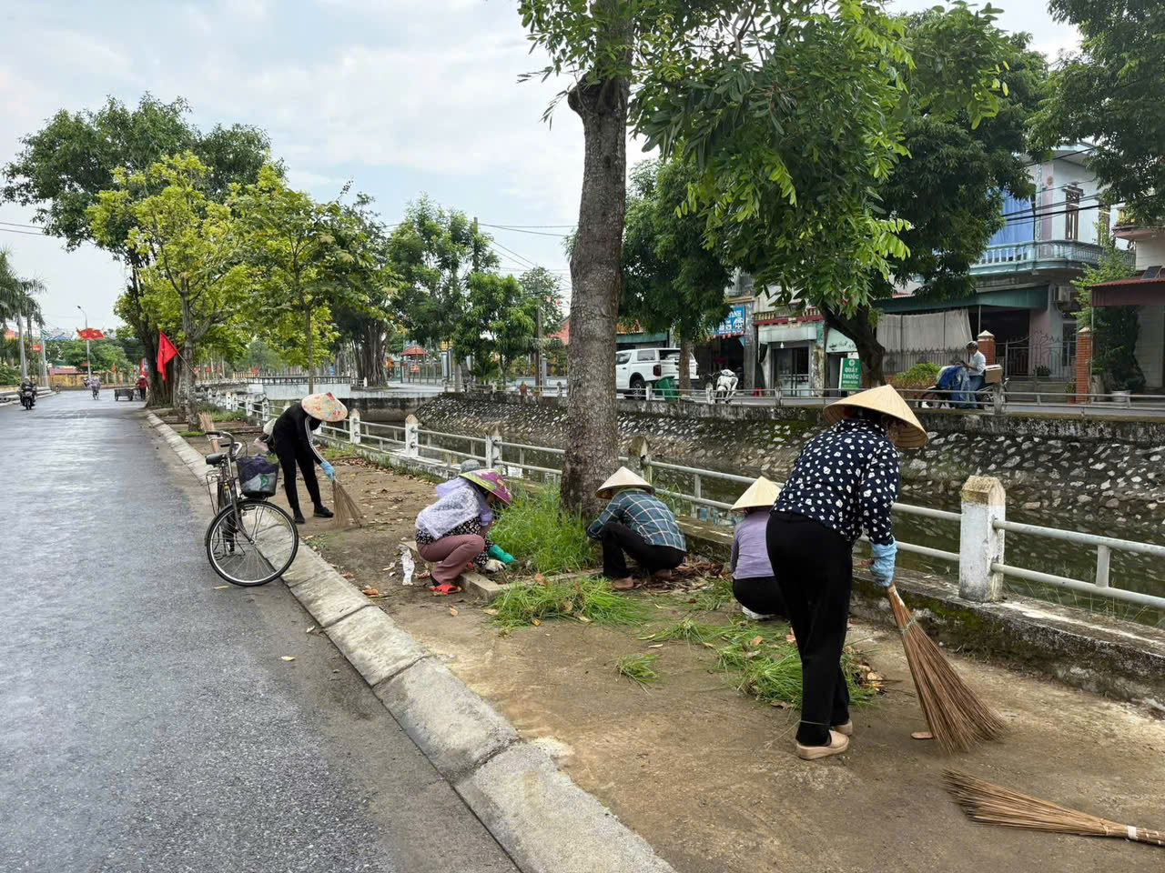 HỘI PHỤ NỮ XÃ BẮC ĐÔNG HƯNG CHUNG TAY GIỮ GÌN NHỮNG TUYẾN ĐƯỜNG SÁNG, XANH, SẠCH, ĐẸP