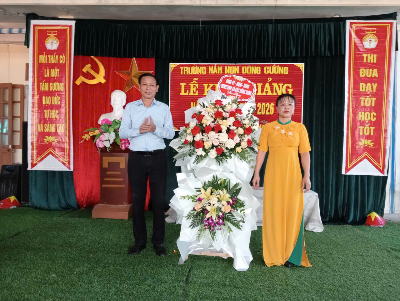 Các đồng chí lãnh đạo xã dự khai giảng năm học mới tại các nhà trường.