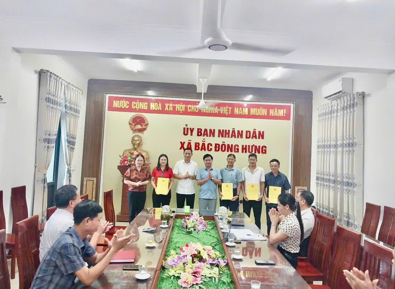 UBND xã tổ chức hội nghị trao quyết định bổ nhiệm, điều động cho cán bộ, công chức.