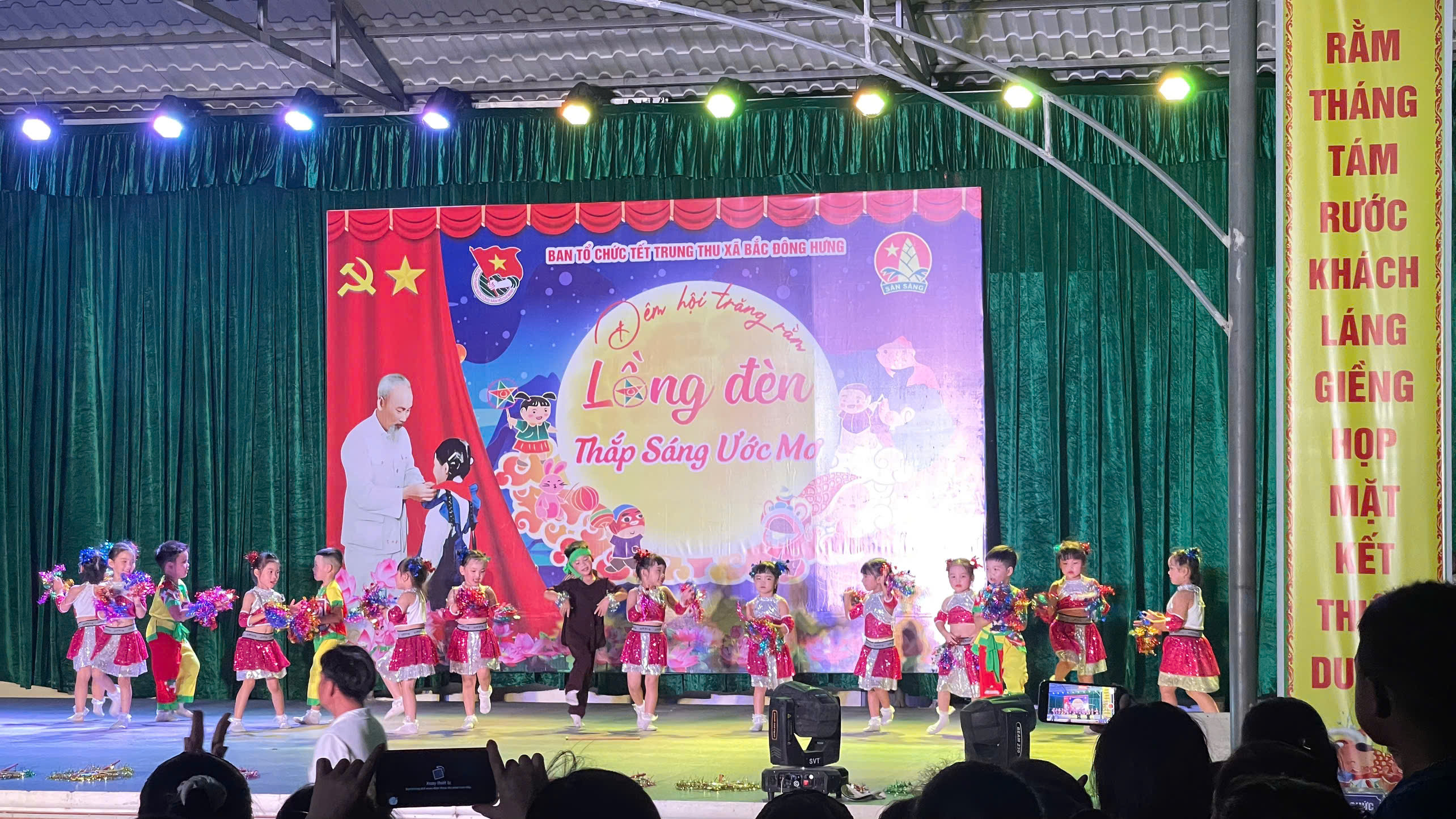 Thiếu nhi Bắc Đông Hưng vui Tết Trung thu