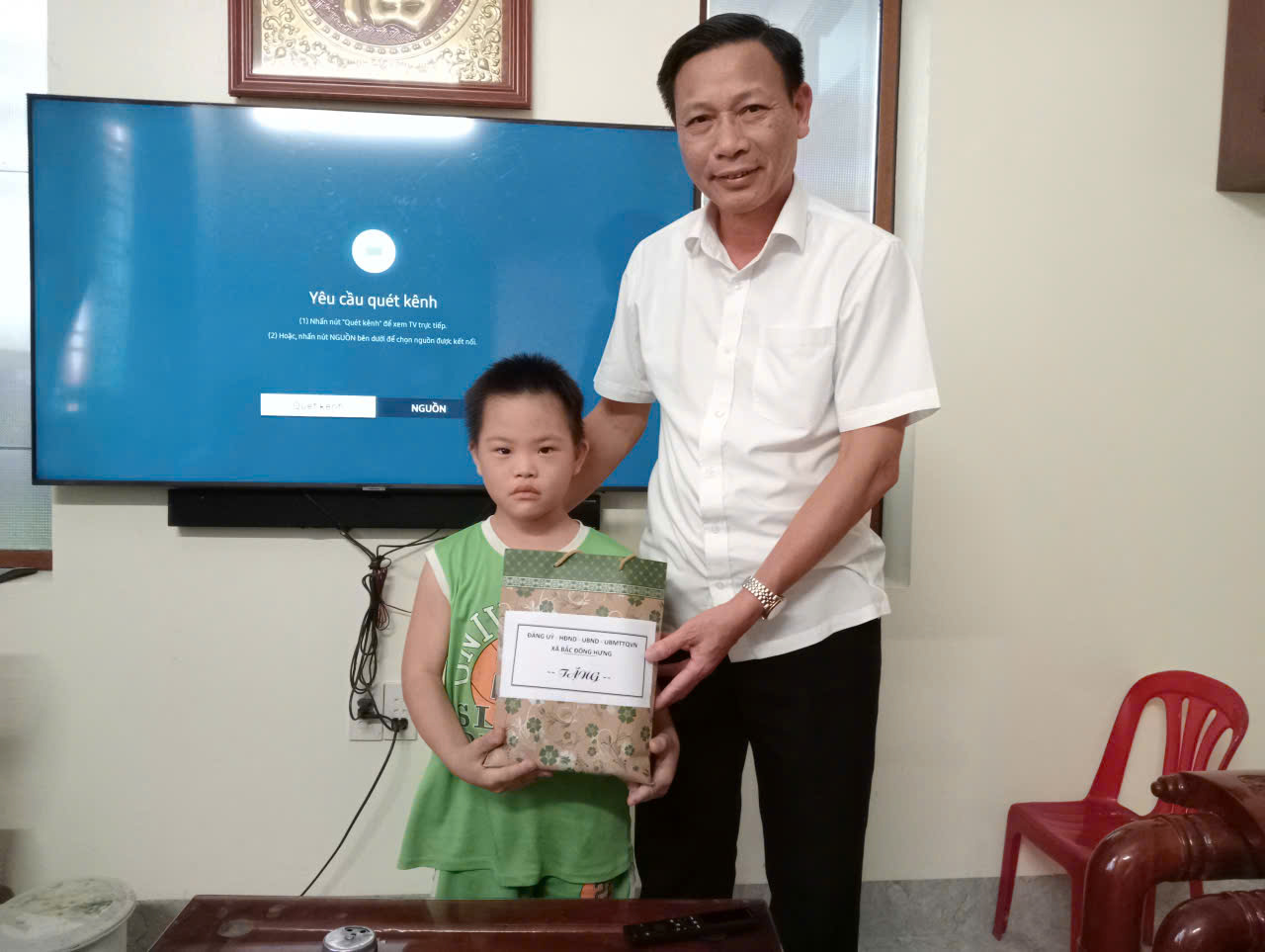 Các đồng chí lãnh đạo xã tặng quà trẻ em có hoàn cảnh đặc biệt khó khăn nhân dịp Tết Trung thu 2025