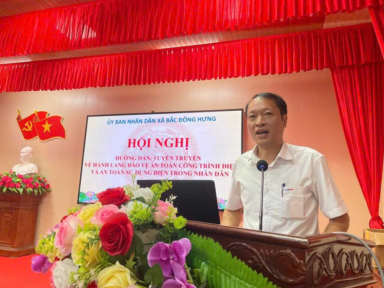 UBND xã phối hợp với đội QL KV Đông Hưng thuộc Điện lực HY và Công An xã BĐH tổ chức HN lồng ghép với ND TT về hành lang BV an toàn công trình điện và an toàn sử dụng điện trong nhân dân; tuyên truyền pháp luật về phòng ngừa tội phạm công nghệ cao, phòng cháy chữa cháy và cứu nạn cứu hộ mùa nắng nóng năm 2026.