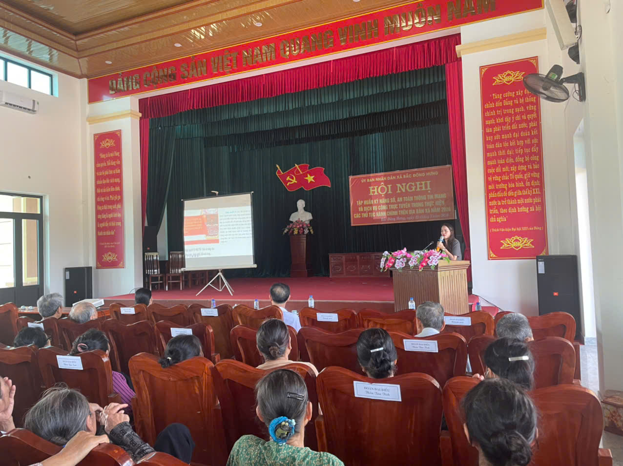 UBND xã Bắc Đông Hưng tổ chức hội nghị tập huấn kỹ năng số, an toàn thông tin mạng và dịch vụ công trực tuyến trong thực hiện các thủ tục hành chính trên địa bàn xã năm 2026