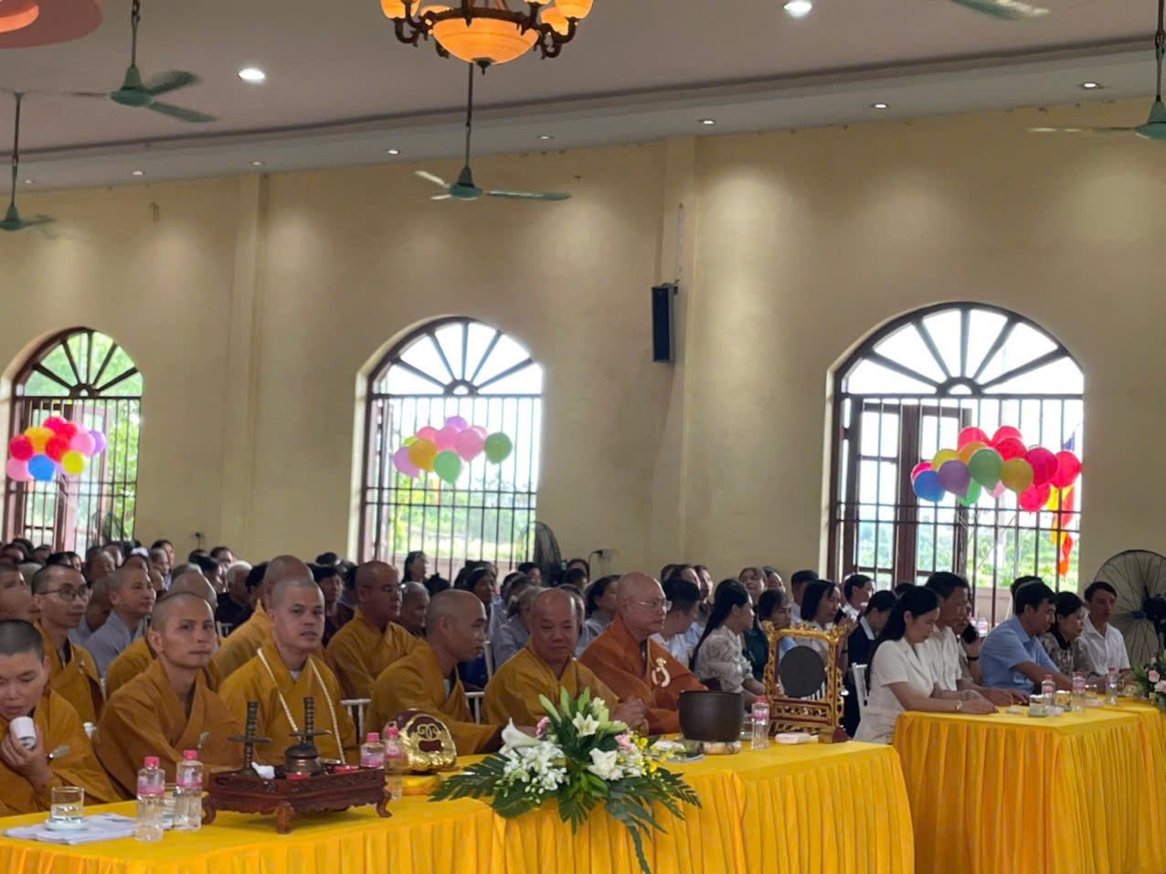 Các đồng chí Lãnh đạo xã Bắc Đông Hưng đi chúc mừng đại Lễ Phật Đản tại các chùa trên địa bàn xã