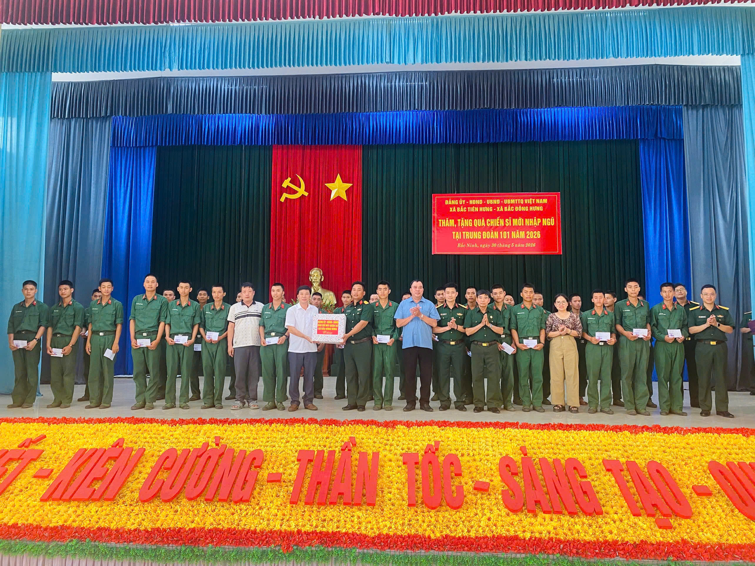 Đoàn đại biểu đại diện Đảng ủy, HĐND, UBND, Ủy ban MTTQVN và hội đồng NVQS xã BĐH thăm, tặng quà chiến sĩ mới tại trung đoàn 101, SĐ 325, quân đoàn 12