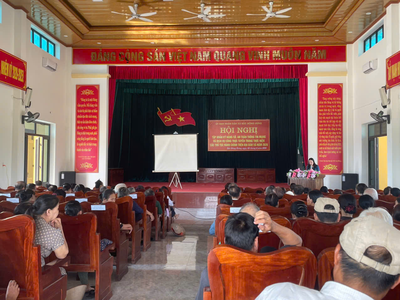 Xã Bắc Đông Hưng tổ chức hội nghị tập huấn “Bình dân học vụ số năm 2026” cho người dân thôn Đông Bình Cách và Tân Tích
