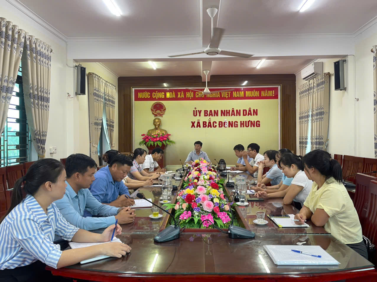 UBND xã làm việc với các HTXDVNN về công tác quản trị, tài chính và triển khai kế hoạch sản xuất vụ mùa, vụ đông năm 2026.