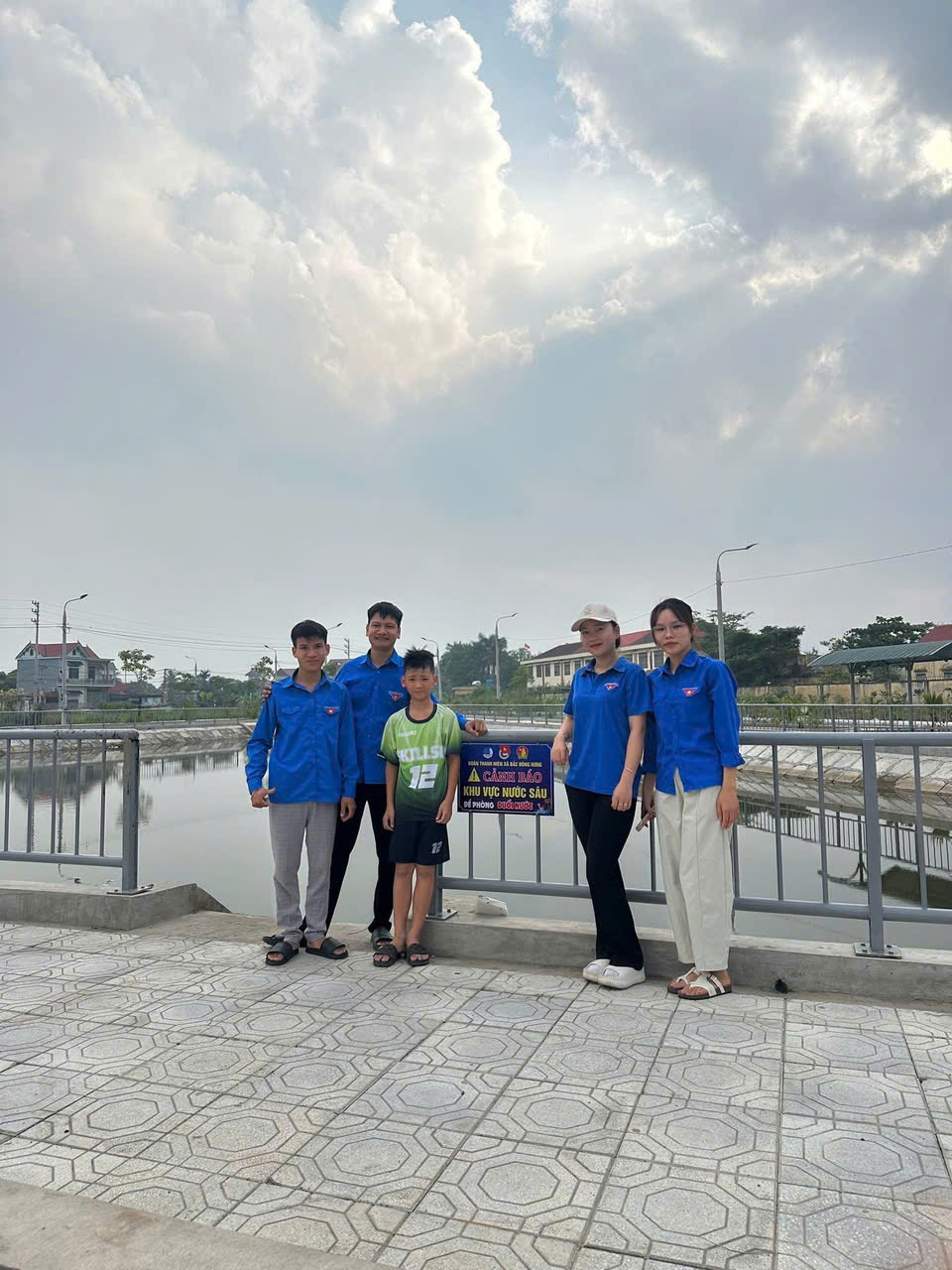 Đoàn thanh niên xã Bắc Đông Hưng ra quân gắn biển cảnh báo đuối nước tại các khu vực nước sâu