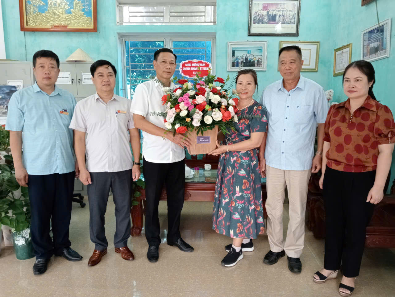 Các đồng chí lãnh đạo xã tặng hoa chúc mừng cán bộ, nhân viên Công ty Cổ phần xây dựng và kinh doanh nước Hoàng Hải 