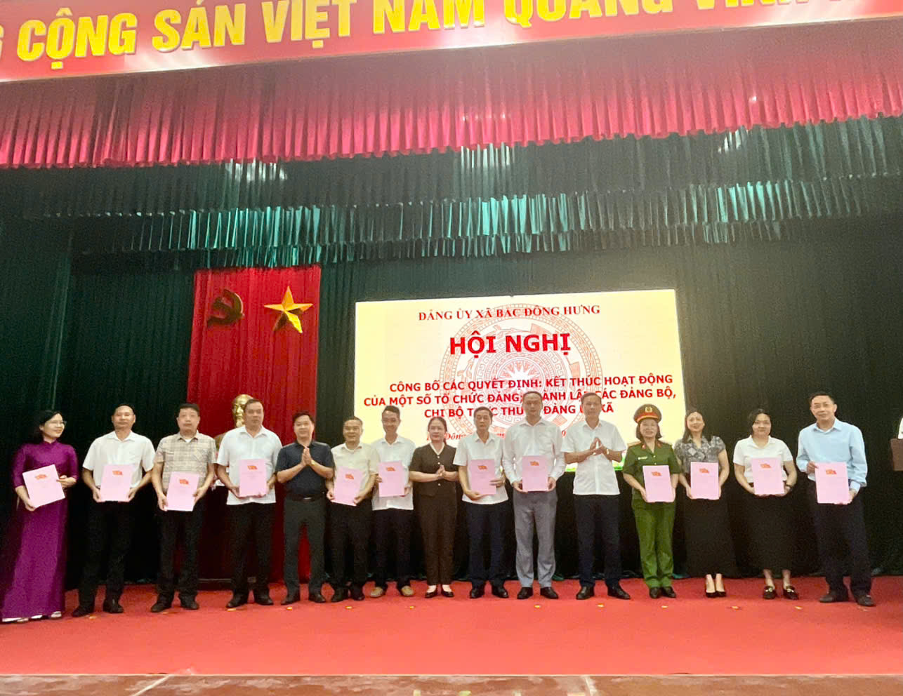 Đảng ủy xã Bắc Đông Hưng công bố quyết định kết thúc hoạt động 2 Chi bộ, thành lập 9 Chi bộ trực thuộc, chuyển đổi 4 Chi bộ thành 4 Đảng bộ.
