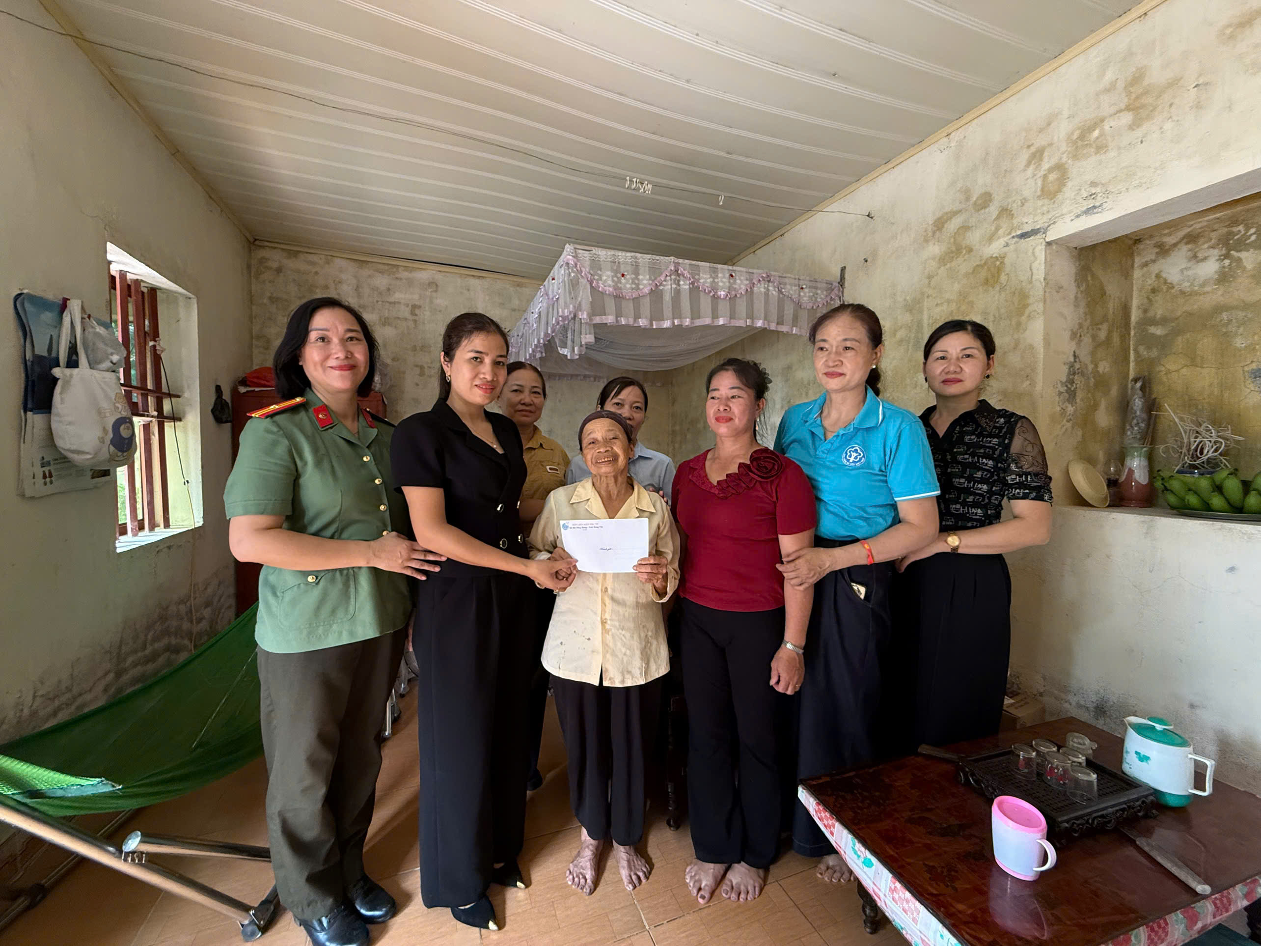 HỘI LHPN XÃ BẮC ĐÔNG HƯNG THĂM, TẶNG QUÀ PHỤ NỮ VÀ TRẺ EM CÓ HOÀN CẢNH KHÓ KHĂN NHÂN DỊP KỶ NIỆM 96 NĂM NGÀY THÀNH LẬP HỘI LHPN VIỆT NAM VÀ NGÀY PHỤ NỮ VIỆT NAM 20/10